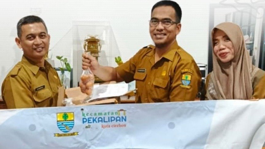 Inisiatif "DOMPET" Bukti Kolaborasi Nyata, Warga Pekalipan Terima Bantuan Telur