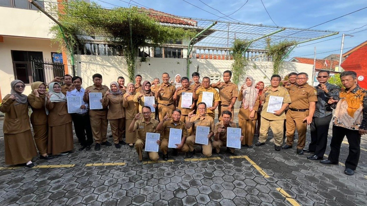 Camat Gandi Pimpin Apel Pagi dan Resmikan Penyerahan SK PPPK Paruh Waktu