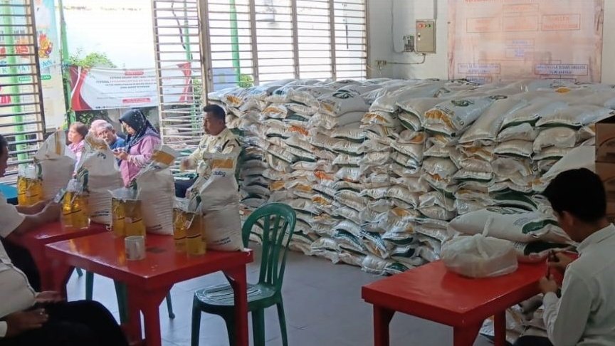 Camat Pekalipan Pantau langsung Pendistribusian Bantuan Pangan di Seluruh Kelurahan