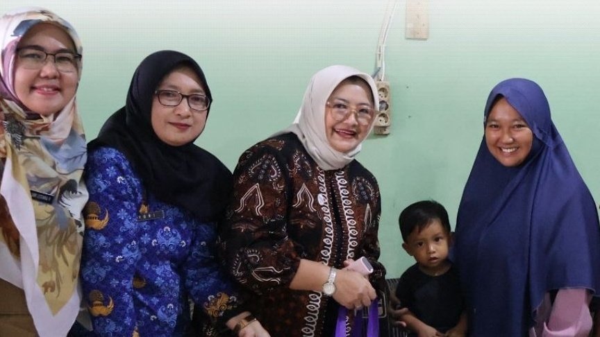 Wujud Nyata Kepedulian, Ibu Wali Kota Cirebon Serahkan Bantuan Sembako untuk Atasi Stunting di Pulasaren