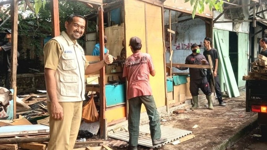 Tertibkan Bantaran Kali Sukalila, Satpol PP Kota Cirebon Gelar Operasi Penertiban PKL