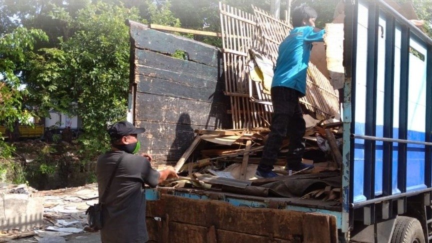 HARI KEDUA OPERASI: FOKUS PEMANTAUAN DAN PEMBERSIHAN PASCA-PENERTIBAN PKL DI BANTARAN KALI SUKALILA